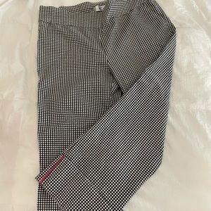 black and white Capri/cuffed stretch pants.